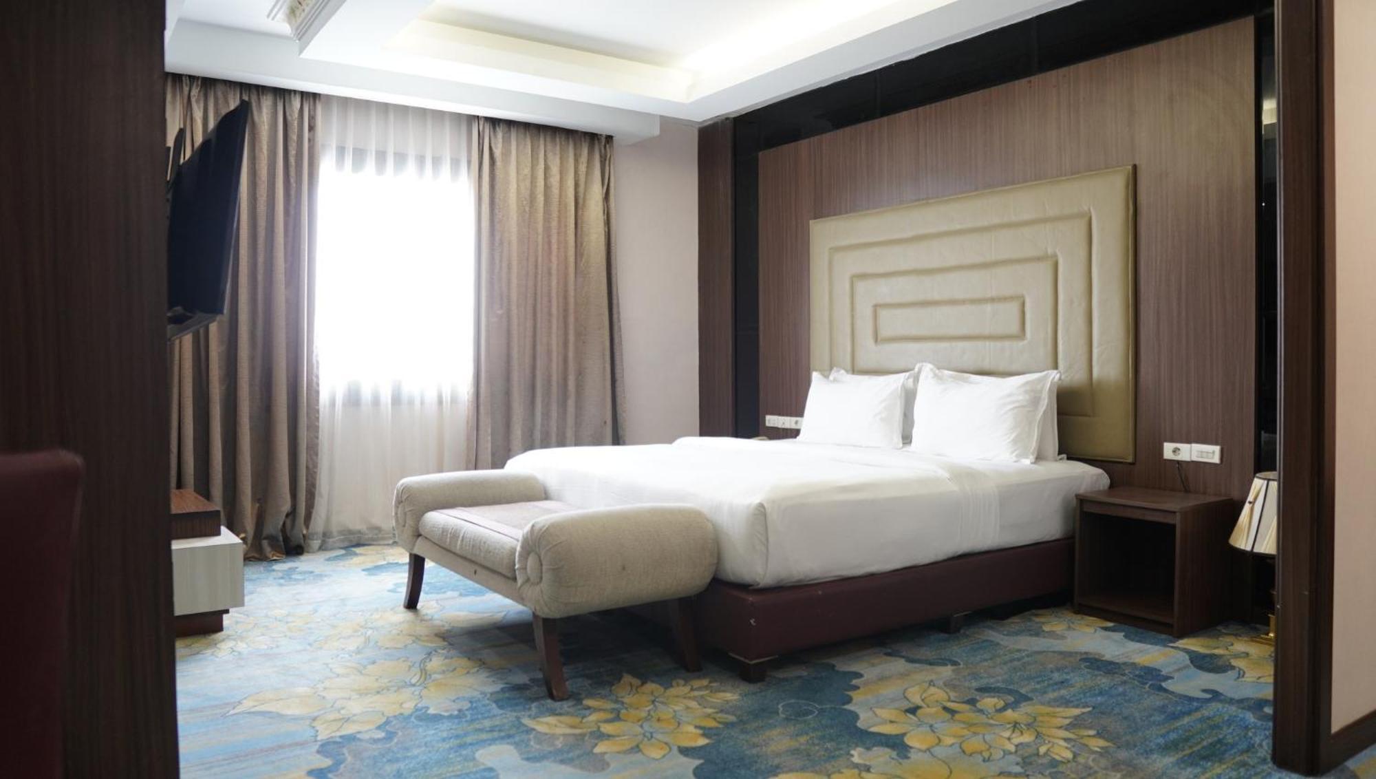 New Hollywood Hotel Pekanbaru Exterior photo