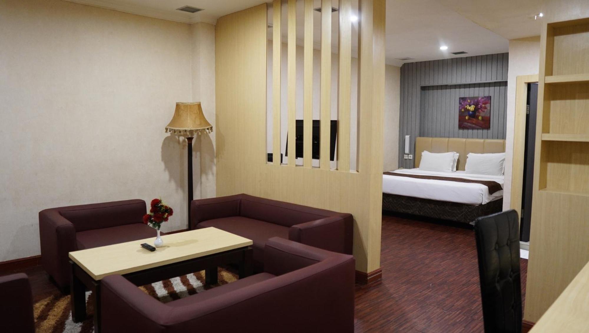 New Hollywood Hotel Pekanbaru Exterior photo