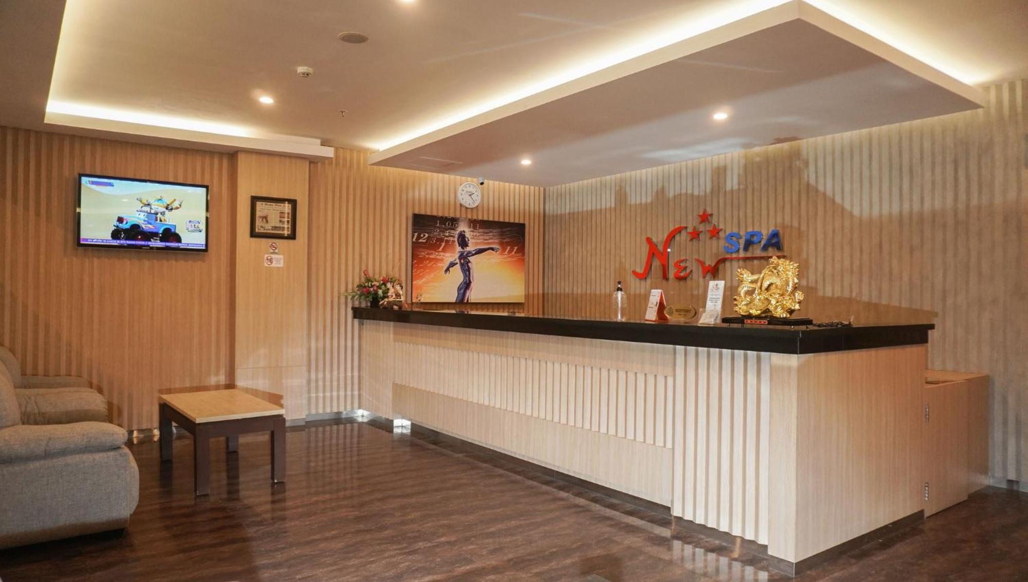 New Hollywood Hotel Pekanbaru Exterior photo