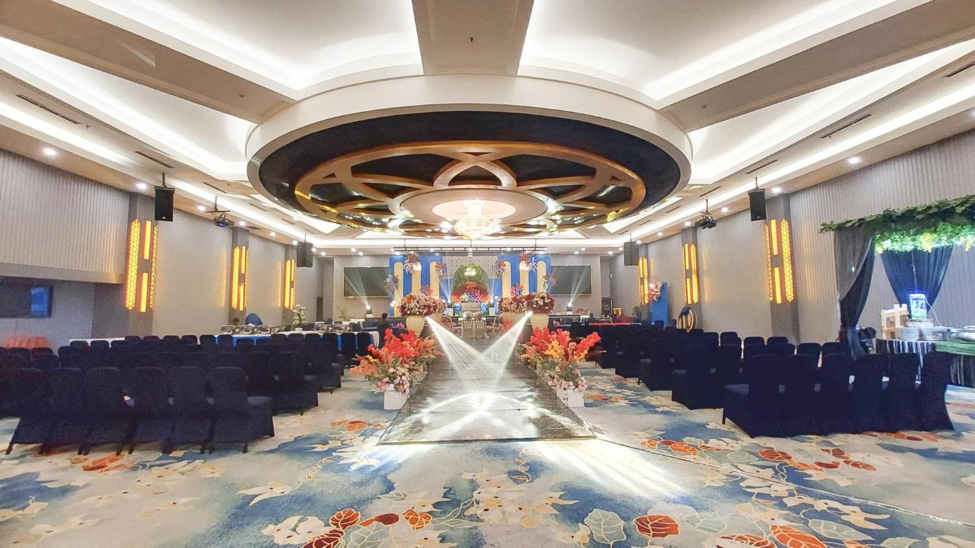 New Hollywood Hotel Pekanbaru Exterior photo