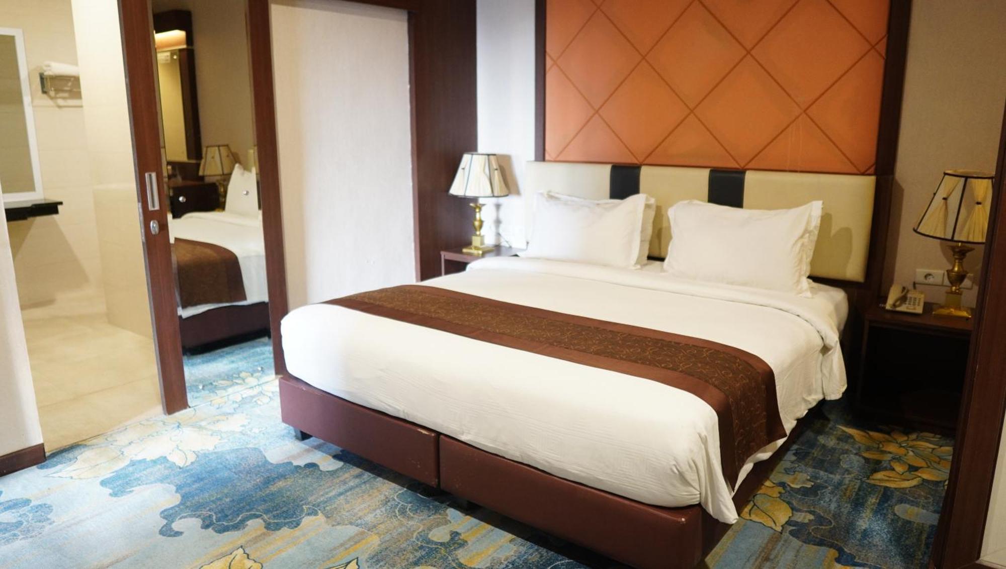 New Hollywood Hotel Pekanbaru Exterior photo